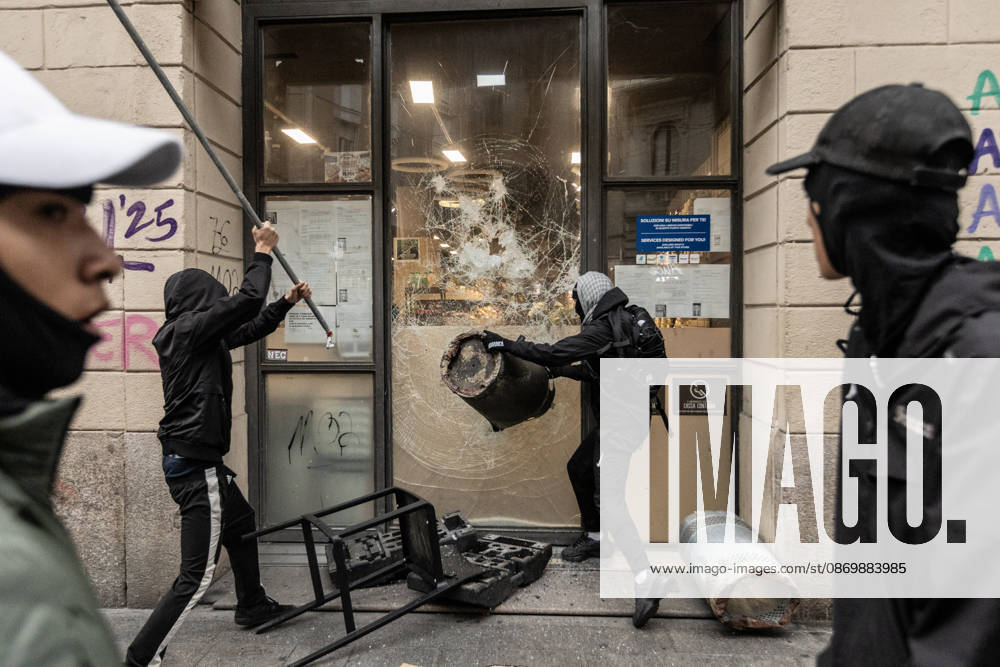 Police detain 160 as unrest continues for second day in Milan MILAN, ITALY - OCTOBER 18: Protesters vandalize a shop during protests in Milan, Italy, on October 18, 2026. Groups threw stones, bottles, firecrackers and barriers at police officers, who responded with tear gas and water cannon, while shops were damaged and looted around the city center and a Carabinieri vehicle was destroyed. Andrea Carrubba Anadolu Milan Italy. Editorial use only. Please get in touch for any other usage.