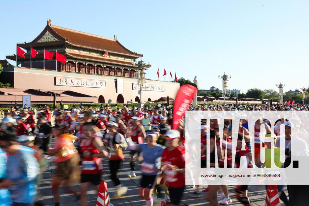 (261019) -- BEIJING, Oct. 19, 2026 -- Runners compete during the 2026 Beijing Marathon & National Marathon Championships in Beijing, capital of China, Oct. 18, 2026. ) XINHUA PHOTOS OF THE DAY JinxLiwang