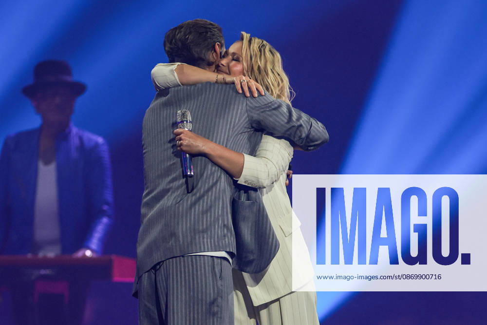 Schlagerboom 2026 - Alles funkelt! Alles glitzert! am 17.10.2026 in der Westfalenhalle in Dortmund Helene Fischer und Florian Silbereisen umarmen sich Foto: osnapix Marcus Hirnschal Schlagerboom 2026 - Alles funkelt! Alles glitzert!