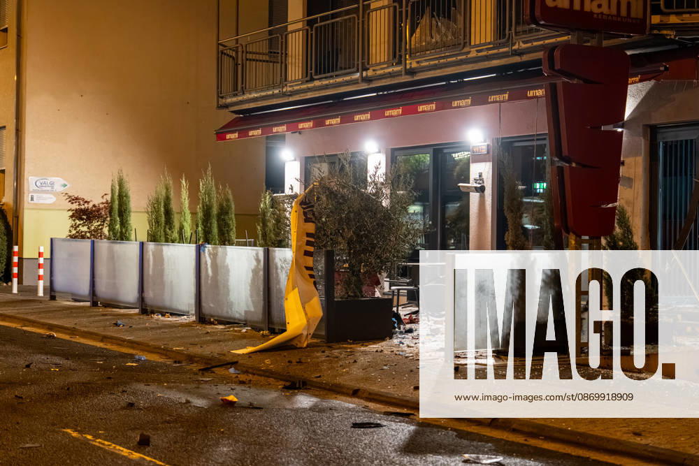 Sprengstoffexplosion in Gastronomiebetrieb Eingangstür zerstört In der Nacht von Sonntag auf Montag, 19.10.2026, kam es gegen 03:30 Uhr in der Hattersheimer Straße in Hofheim am Taunus nach dem Anschein zu einer Sprengstoffexplosion. Die Tür des Eingangsbereichs eines Gebäudes wurde dabei zerstört. Die Polizei war vor Ort und sperrte die Straße weiträumig ab. Bereits am 03.10.2026 war in derselben Straße vor einem Gastronomiebetrieb eine Brandvorrichtung abgelegt worden, wodurch eine Fußmatte in Brand geriet und Rußanhaftungen am Gebäude entstanden. Nach unbestätigten Informationen war die Feuerwehr in Bereitstellung, das Gebäude durfte zunächst nicht betreten werden, bis eine nicht näher definierte Spezialeinheit eintra
