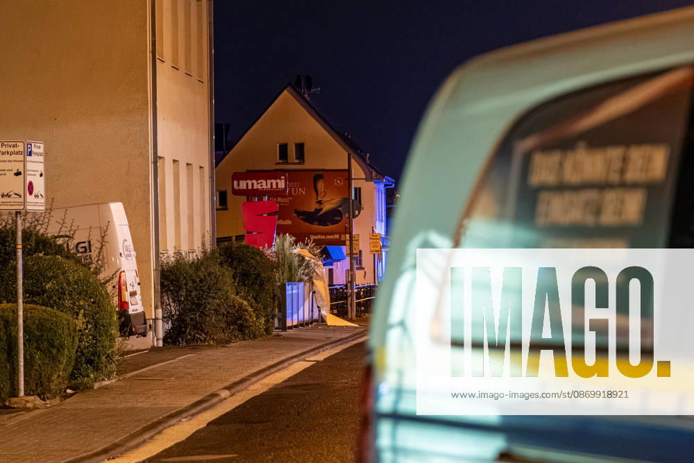 Sprengstoffexplosion in Gastronomiebetrieb Eingangstür zerstört In der Nacht von Sonntag auf Montag, 19.10.2026, kam es gegen 03:30 Uhr in der Hattersheimer Straße in Hofheim am Taunus nach dem Anschein zu einer Sprengstoffexplosion. Die Tür des Eingangsbereichs eines Gebäudes wurde dabei zerstört. Die Polizei war vor Ort und sperrte die Straße weiträumig ab. Bereits am 03.10.2026 war in derselben Straße vor einem Gastronomiebetrieb eine Brandvorrichtung abgelegt worden, wodurch eine Fußmatte in Brand geriet und Rußanhaftungen am Gebäude entstanden. Nach unbestätigten Informationen war die Feuerwehr in Bereitstellung, das Gebäude durfte zunächst nicht betreten werden, bis eine nicht näher definierte Spezialeinheit eintra