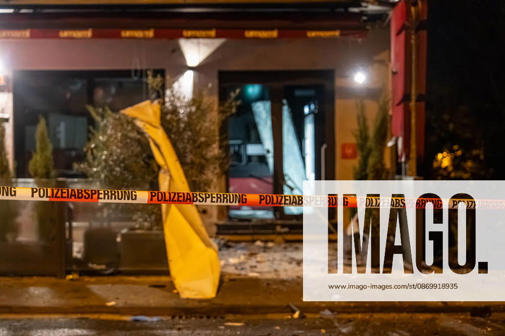Sprengstoffexplosion in Gastronomiebetrieb Eingangstür zerstört In der Nacht von Sonntag auf Montag, 19.10.2026, kam es gegen 03:30 Uhr in der Hattersheimer Straße in Hofheim am Taunus nach dem Anschein zu einer Sprengstoffexplosion. Die Tür des Eingangsbereichs eines Gebäudes wurde dabei zerstört. Die Polizei war vor Ort und sperrte die Straße weiträumig ab. Bereits am 03.10.2026 war in derselben Straße vor einem Gastronomiebetrieb eine Brandvorrichtung abgelegt worden, wodurch eine Fußmatte in Brand geriet und Rußanhaftungen am Gebäude entstanden. Nach unbestätigten Informationen war die Feuerwehr in Bereitstellung, das Gebäude durfte zunächst nicht betreten werden, bis eine nicht näher definierte Spezialeinheit eintra