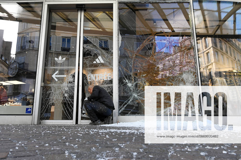 The Day After Nationwide Call For Mobilisation In France - PAris Violent clashes between protesters and French police are seen during a nationwide demonstration against the high cost of living in Les Halles, Paris, France, on October 18, 2026. Photo by Lionel Urman ABACAPRESS.COM Paris France