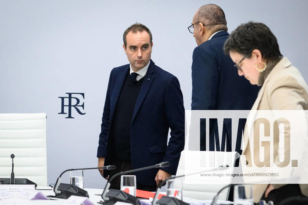 Sébastien Lecornu, Prime Minister, and Laurent Nunez, Minister of the Interior, at an interministerial RIM crisis meeting following the incidents, looting, and vandalism associated with the demonstrations on October 17, 2026, in Paris, October 18, 2026 Eric Tschaen Pool Bestimage Interministerial Crisis Meeting (RIM) in response to the incidents, looting, and vandalism associated with the demonstrations on October 17, 2026, Paris, France