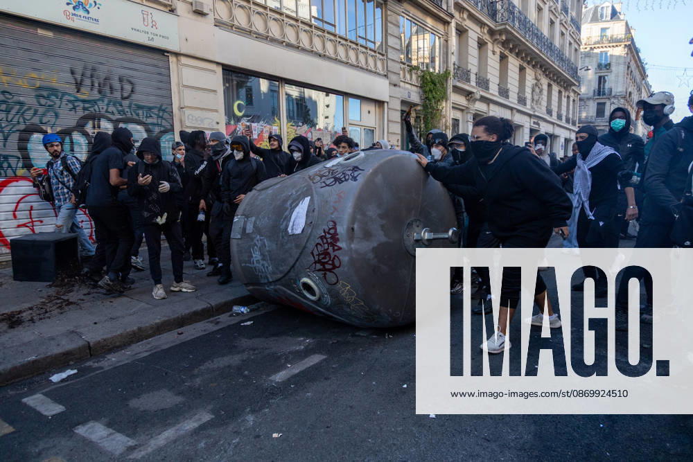 IPA89895774 - Paris, protest on October 18 near Place de la République; protesters are clashing with police, and barricades are being erected