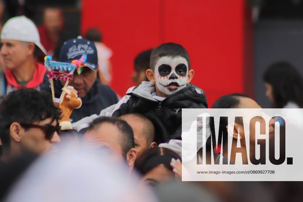 MEXICO Mexico City, MEXICO - OCTOBER 18, 2026: Participants in the 19th annual Zombie Walk Mexico 2026, dressed as the living dead, monsters, and horror characters, gather at the Monument to the Revolution in Mexico City. Mexico City Mexico - ZUMAq101 20261018_zna_q101_246