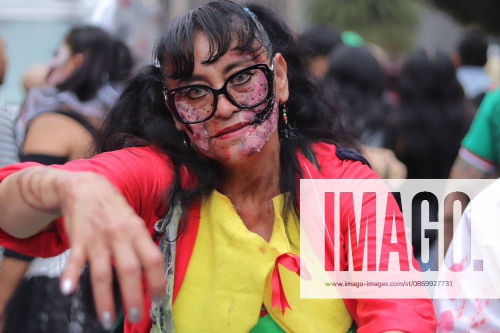 MEXICO Mexico City, MEXICO - OCTOBER 18, 2026: Participants in the 19th annual Zombie Walk Mexico 2026, dressed as the living dead, monsters, and horror characters, gather at the Monument to the Revolution in Mexico City. Mexico City Mexico - ZUMAq101 20261018_zna_q101_249