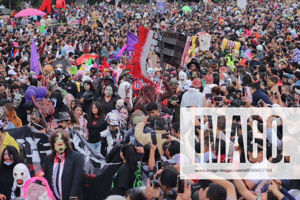 MEXICO Mexico City, MEXICO - OCTOBER 18, 2026: Participants in the 19th annual Zombie Walk Mexico 2026, dressed as the living dead, monsters, and horror characters, gather at the Monument to the Revolution in Mexico City. Mexico City Mexico - ZUMAq101 20261018_zna_q101_253