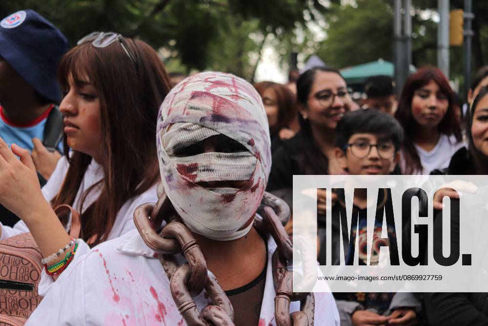 MEXICO Mexico City, MEXICO - OCTOBER 18, 2026: Participants in the 19th annual Zombie Walk Mexico 2026, dressed as the living dead, monsters, and horror characters, gather at the Monument to the Revolution in Mexico City. Mexico City Mexico - ZUMAq101 20261018_zna_q101_258