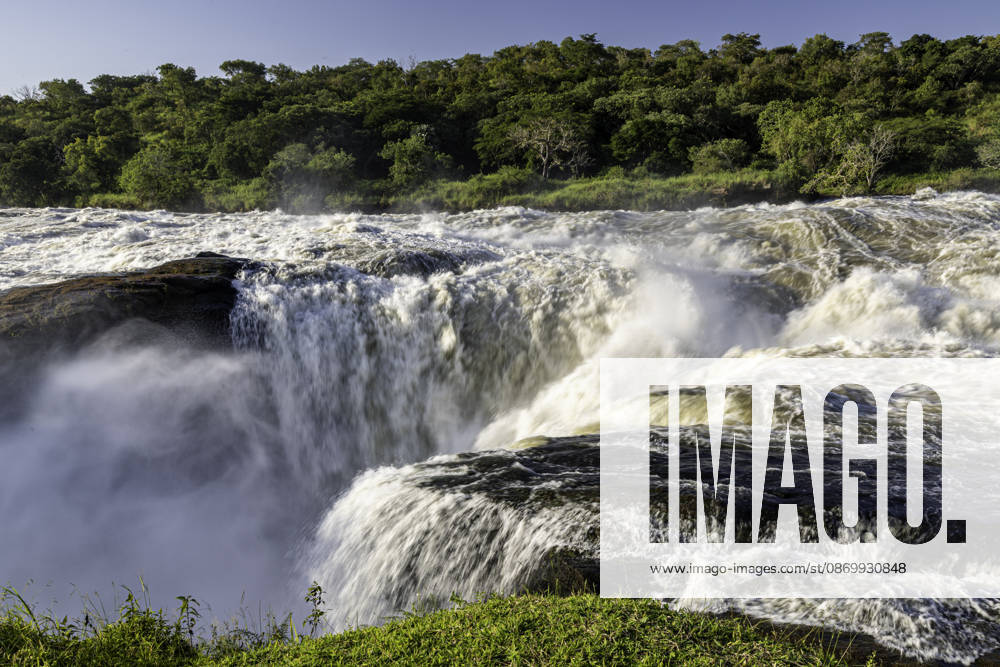 Powerful Murchison Falls rushing through a narrow gorge in Uganda Pakwach, Northern Region, Uganda CR_JFZH261017-2143652-01 ,model released, Symbolfoto ,property released