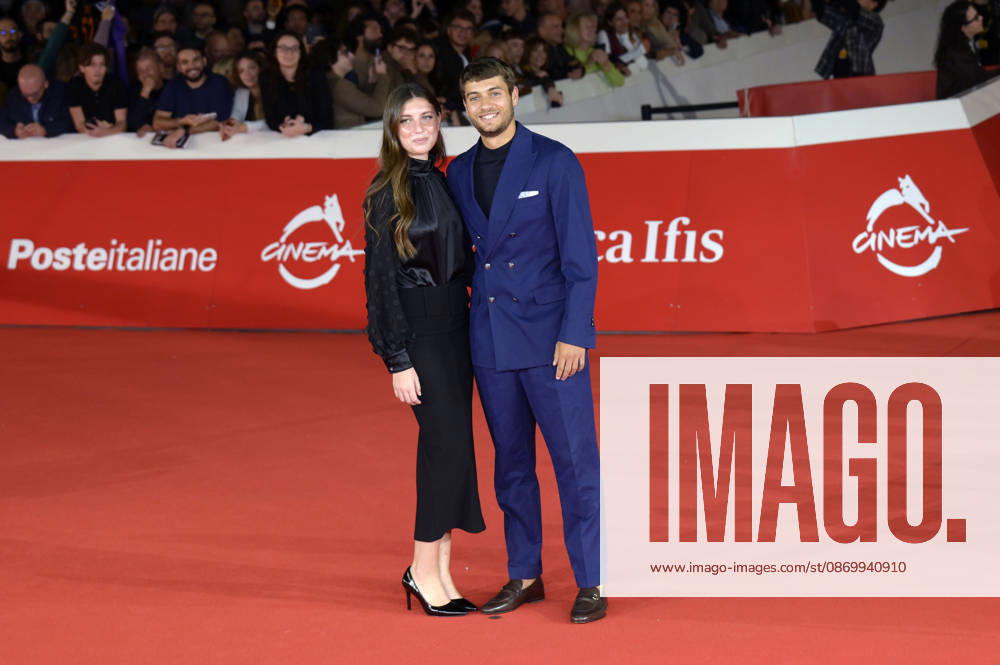Flavio Cobolli mit Partnerin Matilde Galli bei der Premiere des Dokumentarfilms In un battito auf dem 21. Internationalen Filmfestival von Rom Festa del Cinema di Roma 2026 im Auditorium Parco della Musica. Rom