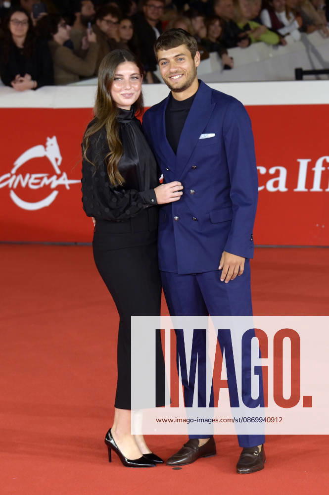 Flavio Cobolli mit Partnerin Matilde Galli bei der Premiere des Dokumentarfilms In un battito auf dem 21. Internationalen Filmfestival von Rom Festa del Cinema di Roma 2026 im Auditorium Parco della Musica. Rom
