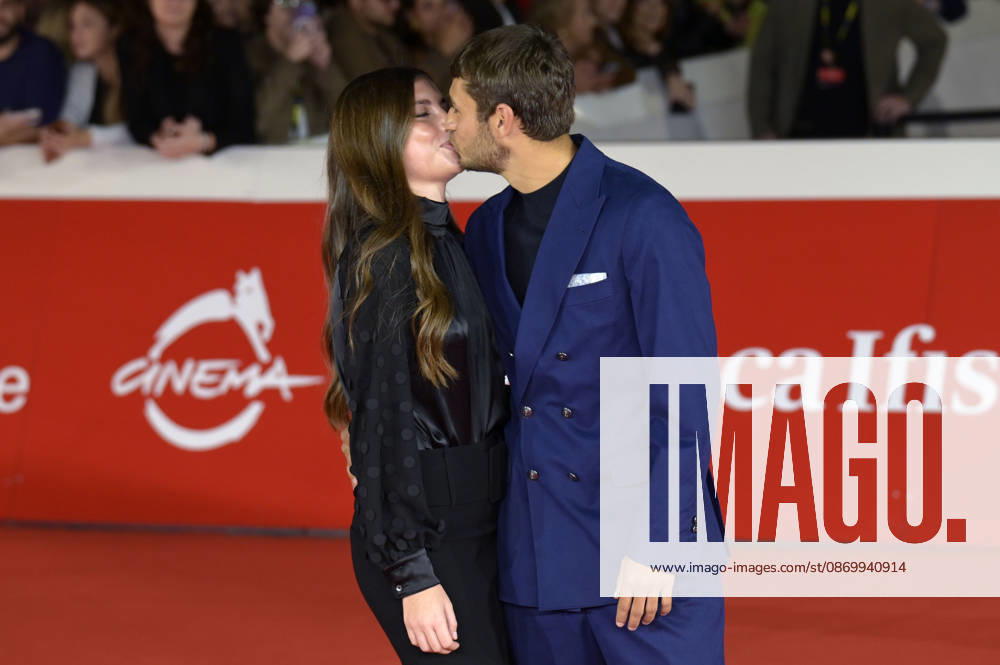 Flavio Cobolli mit Partnerin Matilde Galli bei der Premiere des Dokumentarfilms In un battito auf dem 21. Internationalen Filmfestival von Rom Festa del Cinema di Roma 2026 im Auditorium Parco della Musica. Rom