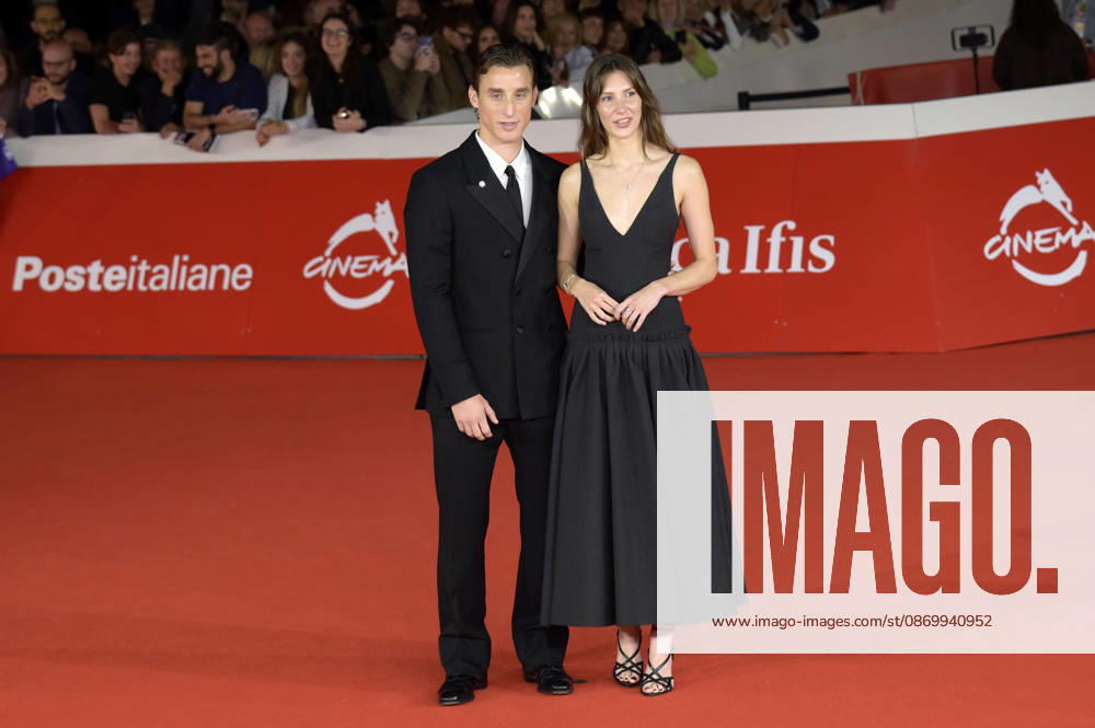 Edoardo Bove mit Partnerin Martina Durham bei der Premiere des Dokumentarfilms In un battito auf dem 21. Internationalen Filmfestival von Rom Festa del Cinema di Roma 2026 im Auditorium Parco della Musica. Rom