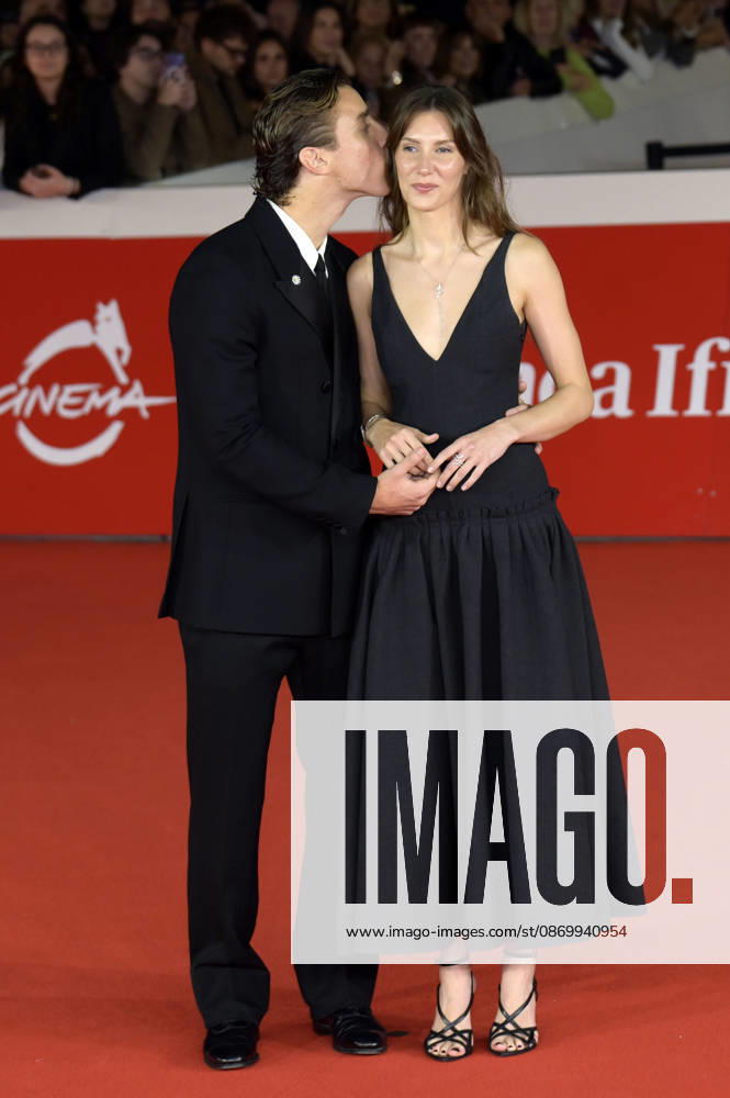 Edoardo Bove mit Partnerin Martina Durham bei der Premiere des Dokumentarfilms In un battito auf dem 21. Internationalen Filmfestival von Rom Festa del Cinema di Roma 2026 im Auditorium Parco della Musica. Rom