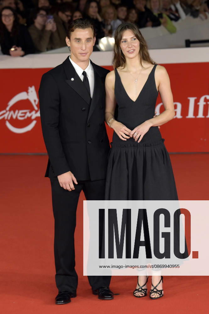 Edoardo Bove mit Partnerin Martina Durham bei der Premiere des Dokumentarfilms In un battito auf dem 21. Internationalen Filmfestival von Rom Festa del Cinema di Roma 2026 im Auditorium Parco della Musica. Rom