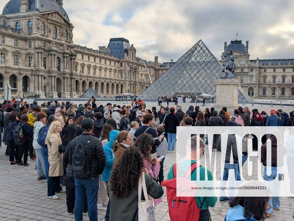Protesters block Louvre entrances in support of nationwide student movement in Paris PARIS, FRANCE - OCTOBER 19: Protesters block the entrances to the Louvre Museum to express their support for a nationwide high school student protest movement and denounce what they describe as police repression in Paris, France, on October 19, 2026. Luc Auffret Anadolu Paris France. Editorial use only. Please get in touch for any other usage.