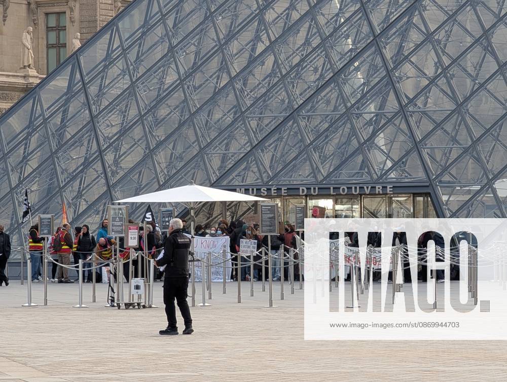 Protesters block Louvre entrances in support of nationwide student movement in Paris PARIS, FRANCE - OCTOBER 19: Protesters block the entrances to the Louvre Museum to express their support for a nationwide high school student protest movement and denounce what they describe as police repression in Paris, France, on October 19, 2026. Luc Auffret Anadolu Paris France. Editorial use only. Please get in touch for any other usage.