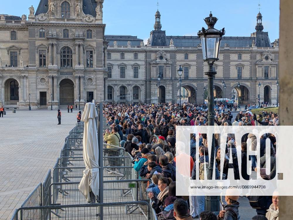 Protesters block Louvre entrances in support of nationwide student movement in Paris PARIS, FRANCE - OCTOBER 19: Protesters block the entrances to the Louvre Museum to express their support for a nationwide high school student protest movement and denounce what they describe as police repression in Paris, France, on October 19, 2026. Luc Auffret Anadolu Paris France. Editorial use only. Please get in touch for any other usage.