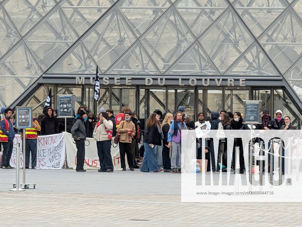 Protesters block Louvre entrances in support of nationwide student movement in Paris PARIS, FRANCE - OCTOBER 19: Protesters block the entrances to the Louvre Museum to express their support for a nationwide high school student protest movement and denounce what they describe as police repression in Paris, France, on October 19, 2026. Luc Auffret Anadolu Paris France. Editorial use only. Please get in touch for any other usage.