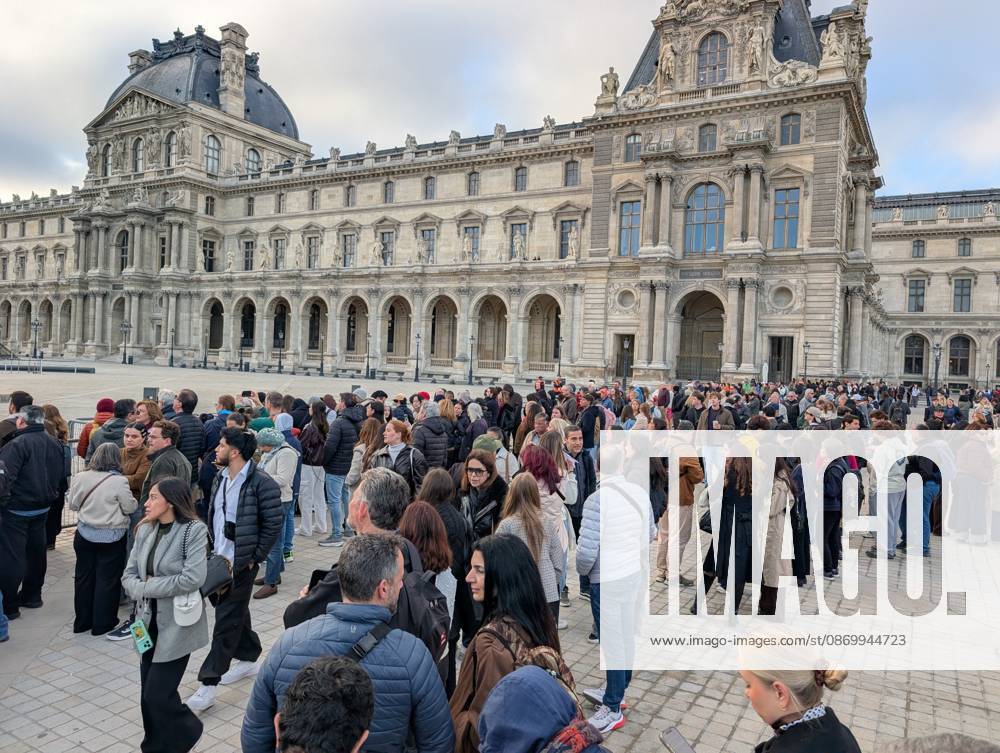 Protesters block Louvre entrances in support of nationwide student movement in Paris PARIS, FRANCE - OCTOBER 19: Protesters block the entrances to the Louvre Museum to express their support for a nationwide high school student protest movement and denounce what they describe as police repression in Paris, France, on October 19, 2026. Luc Auffret Anadolu Paris France. Editorial use only. Please get in touch for any other usage.
