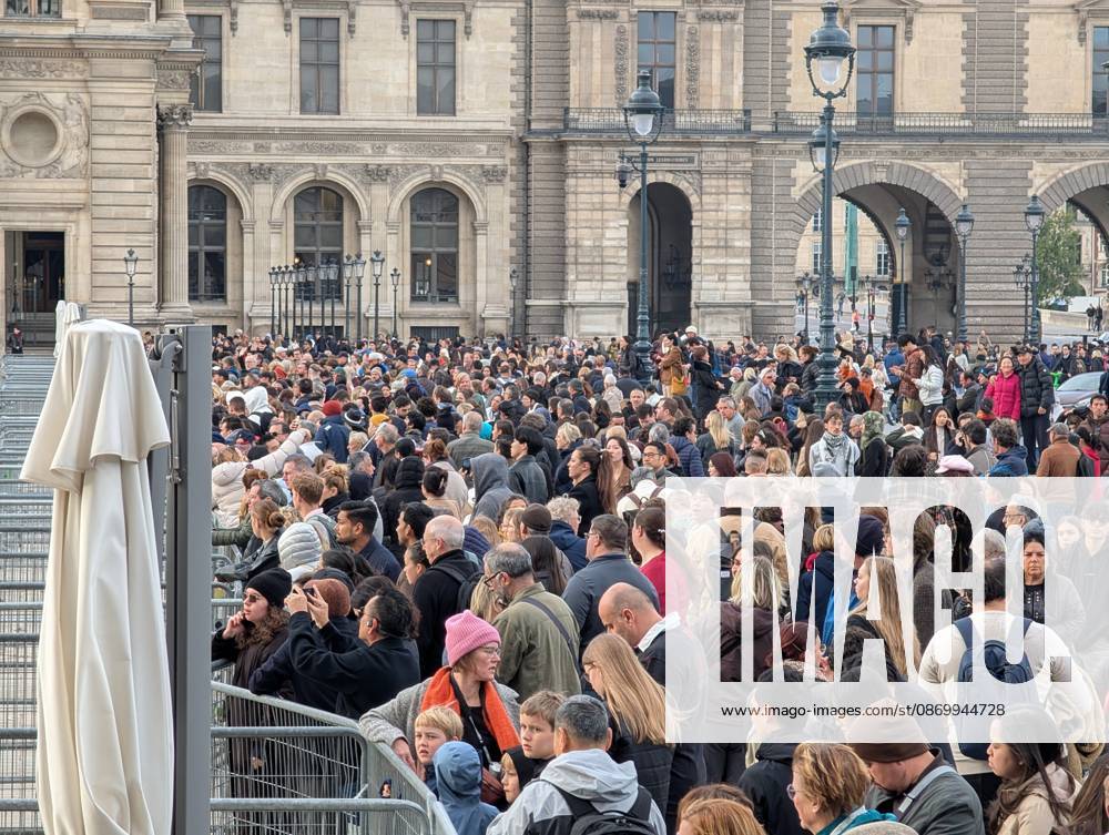 Protesters block Louvre entrances in support of nationwide student movement in Paris PARIS, FRANCE - OCTOBER 19: Protesters block the entrances to the Louvre Museum to express their support for a nationwide high school student protest movement and denounce what they describe as police repression in Paris, France, on October 19, 2026. Luc Auffret Anadolu Paris France. Editorial use only. Please get in touch for any other usage.