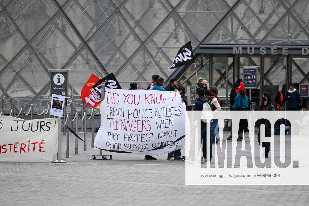 The Louvre is blocked by students in support of the high school students movement. The Louvre is closed due to a demonstration in support of high school students. Students from the École du Louvre are blocking the museum entrance in Paris, France 460593 2026 10 19 Paris France (no people in the photo)