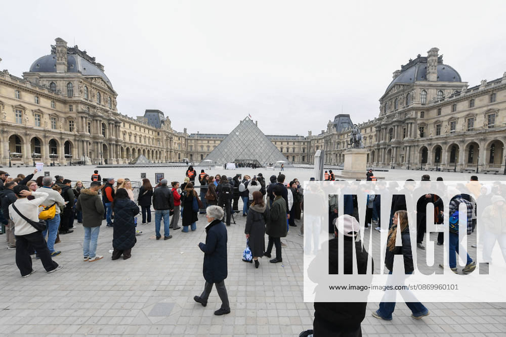 The Louvre is blocked by students in support of the high school students movement. The Louvre is closed due to a demonstration in support of high school students. Students from the École du Louvre are blocking the museum entrance in Paris, France 460593 2026 10 19 Paris France (no people in the photo)