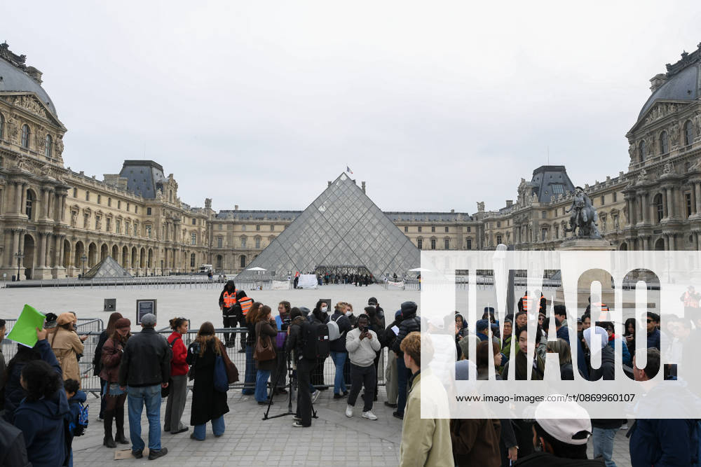The Louvre is blocked by students in support of the high school students movement. The Louvre is closed due to a demonstration in support of high school students. Students from the École du Louvre are blocking the museum entrance in Paris, France 460593 2026 10 19 Paris France (no people in the photo)