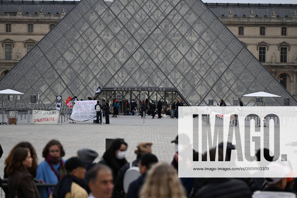 The Louvre is blocked by students in support of the high school students movement. The Louvre is closed due to a demonstration in support of high school students. Students from the École du Louvre are blocking the museum entrance in Paris, France 460593 2026 10 19 Paris France (no people in the photo)