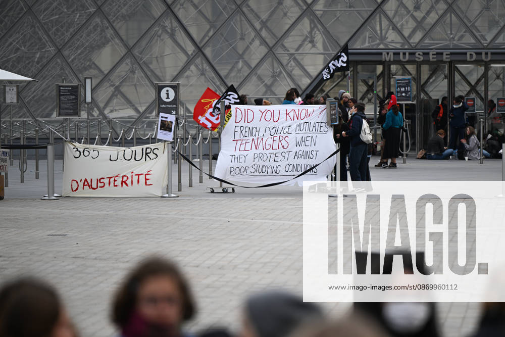 The Louvre is blocked by students in support of the high school students movement. The Louvre is closed due to a demonstration in support of high school students. Students from the École du Louvre are blocking the museum entrance in Paris, France 460593 2026 10 19 Paris France (no people in the photo)