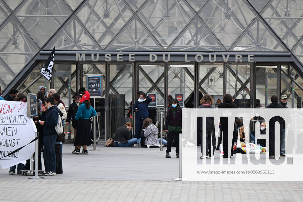 The Louvre is blocked by students in support of the high school students movement. The Louvre is closed due to a demonstration in support of high school students. Students from the École du Louvre are blocking the museum entrance in Paris, France 460593 2026 10 19 Paris France (no people in the photo)