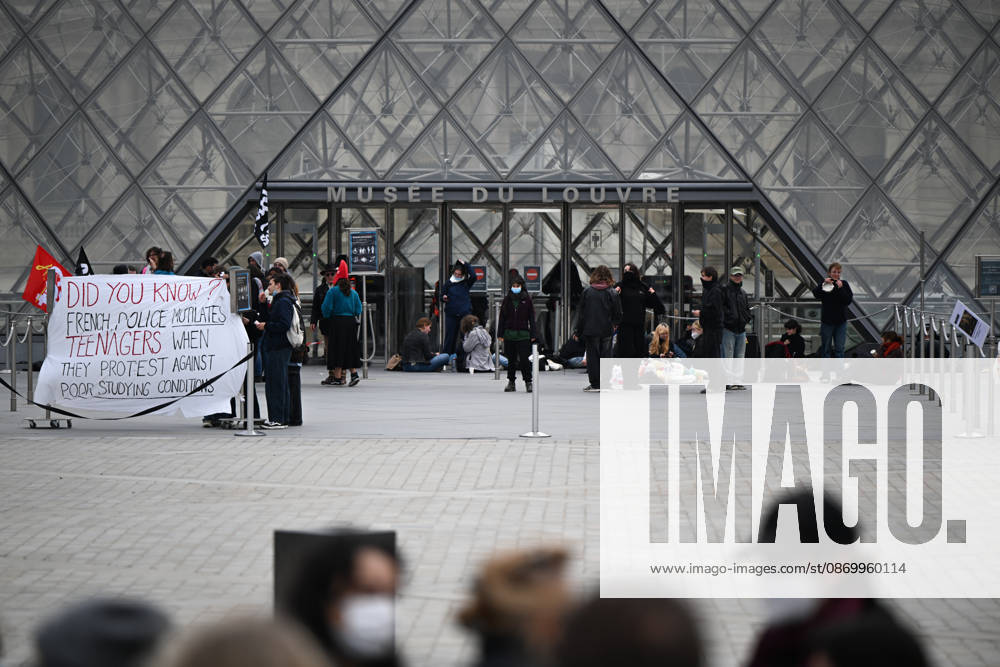 The Louvre is blocked by students in support of the high school students movement. The Louvre is closed due to a demonstration in support of high school students. Students from the École du Louvre are blocking the museum entrance in Paris, France 460593 2026 10 19 Paris France (no people in the photo)
