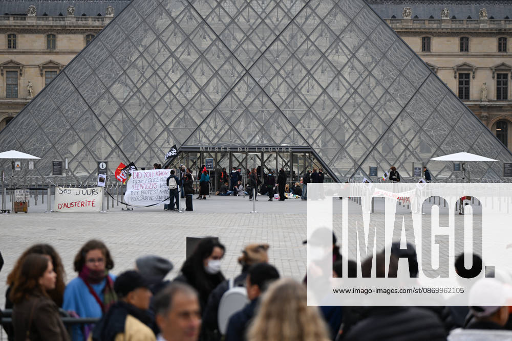 The Louvre closed due to a demonstration in support of high school students. Students from the École du Louvre are blocking the museum s entrance in Paris, France. Paris, France