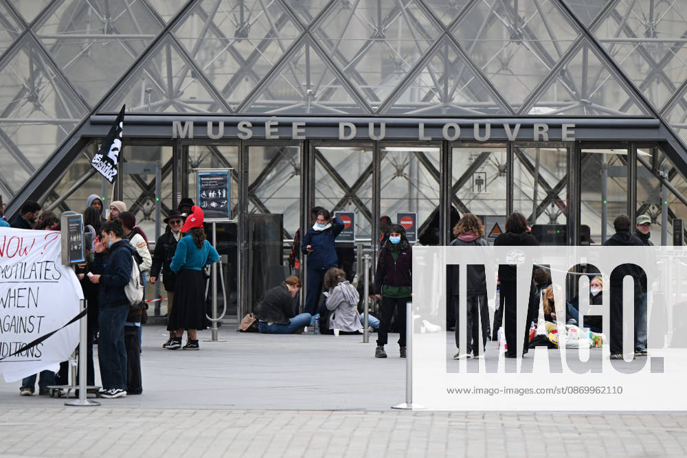 The Louvre closed due to a demonstration in support of high school students. Students from the École du Louvre are blocking the museum s entrance in Paris, France. Paris, France
