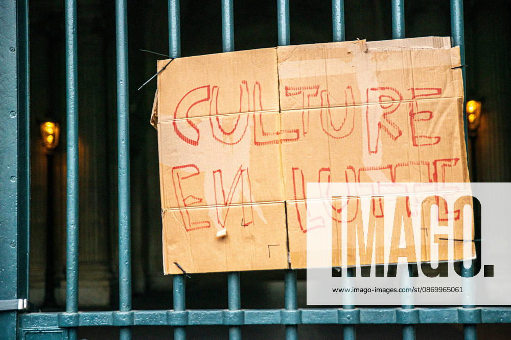 Blockade of The Louvre Museum by Students - Paris Protesters block the entrances to the Louvre Museum to express their support for a nationwide high school student protest movement and denounce what they describe as police repression in Paris, France, on October 19, 2026. Photo by Denis Prezat ABACAPRESS.COM Paris France