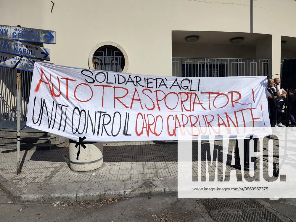 IPA89910346 - Palermo. Palermo. Truckers strike: Protests continue at the port in front of the Santa Lucia gate