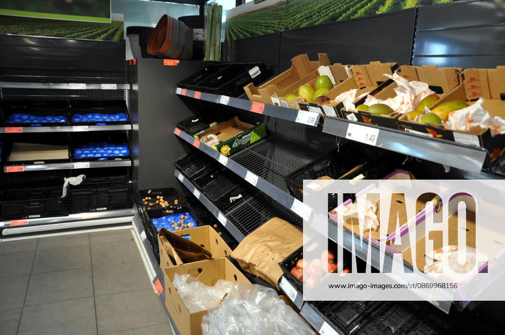 IPA89910056 - Palermo. Truckers strike leaves shelves empty at a supermarket in the Zisa neighborhood; fruit, vegetables, and dairy products are sold out.