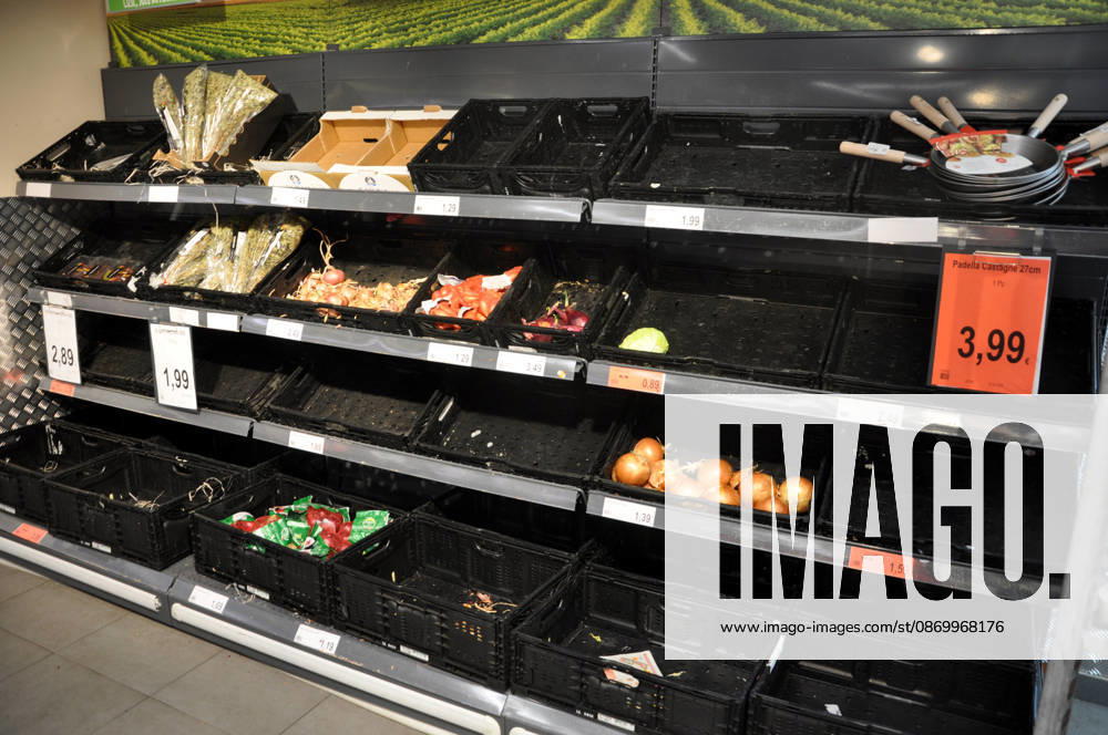 IPA89910060 - Palermo. Truckers strike leaves shelves empty at a supermarket in the Zisa neighborhood; fruit, vegetables, and dairy products are sold out.