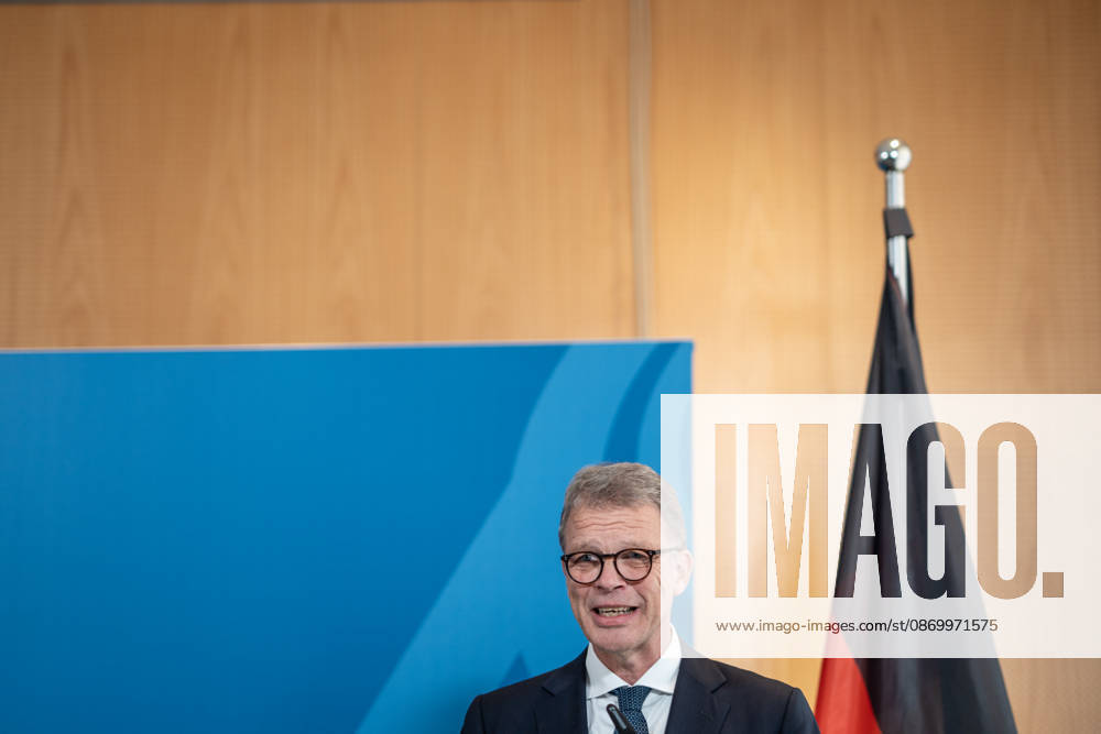 Christian Sewing, CEO Deutsche Bank AG;Übergabe Standortbericht der Initiative Made for Germany an Bundeswirtschaftsministerin, Berlin Berlin Deutschland BMWI