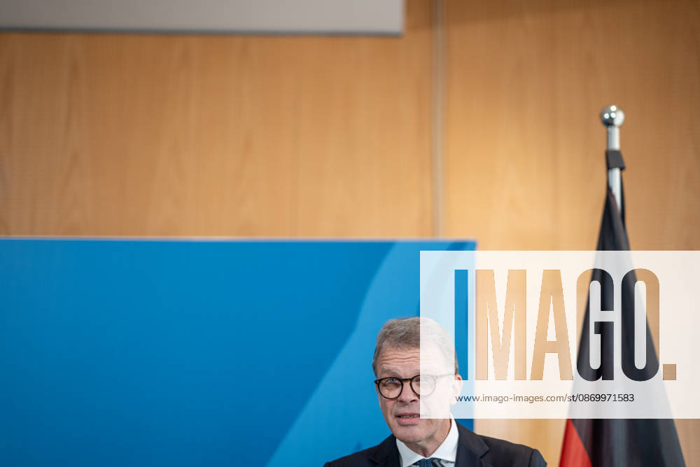 Christian Sewing, CEO Deutsche Bank AG;Übergabe Standortbericht der Initiative Made for Germany an Bundeswirtschaftsministerin, Berlin Berlin Deutschland BMWI