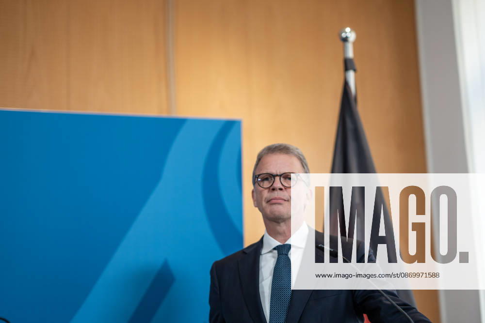 Christian Sewing, CEO Deutsche Bank AG;Übergabe Standortbericht der Initiative Made for Germany an Bundeswirtschaftsministerin, Berlin Berlin Deutschland BMWI