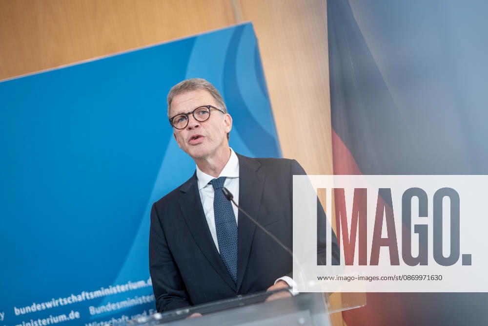 Christian Sewing, CEO Deutsche Bank AG;Übergabe Standortbericht der Initiative Made for Germany an Bundeswirtschaftsministerin, Berlin Berlin Deutschland BMWI