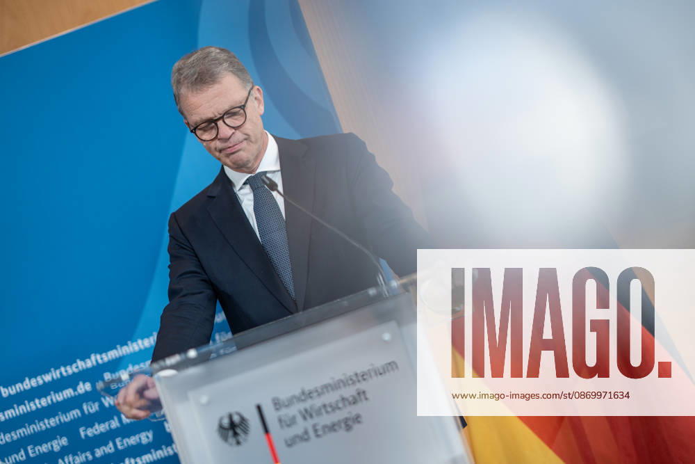 Christian Sewing, CEO Deutsche Bank AG;Übergabe Standortbericht der Initiative Made for Germany an Bundeswirtschaftsministerin, Berlin Berlin Deutschland BMWI