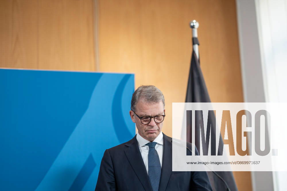 Christian Sewing, CEO Deutsche Bank AG;Übergabe Standortbericht der Initiative Made for Germany an Bundeswirtschaftsministerin, Berlin Berlin Deutschland BMWI
