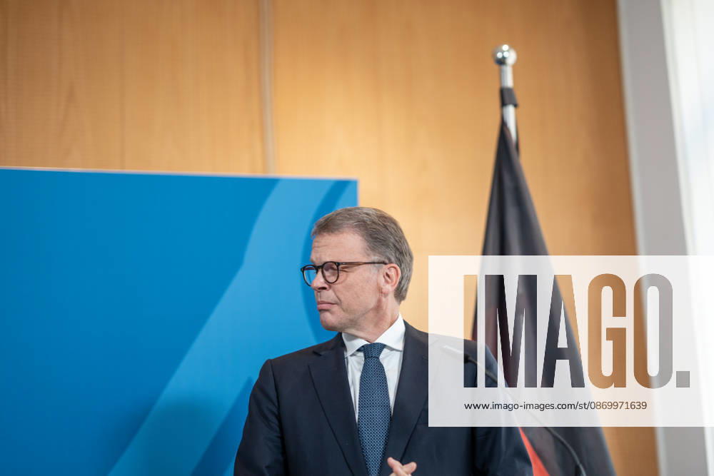 Christian Sewing, CEO Deutsche Bank AG;Übergabe Standortbericht der Initiative Made for Germany an Bundeswirtschaftsministerin, Berlin Berlin Deutschland BMWI