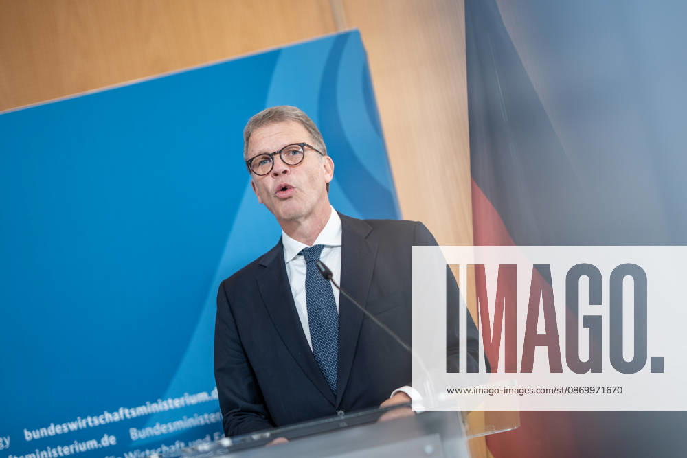 Christian Sewing, CEO Deutsche Bank AG;Übergabe Standortbericht der Initiative Made for Germany an Bundeswirtschaftsministerin, Berlin Berlin Deutschland BMWI