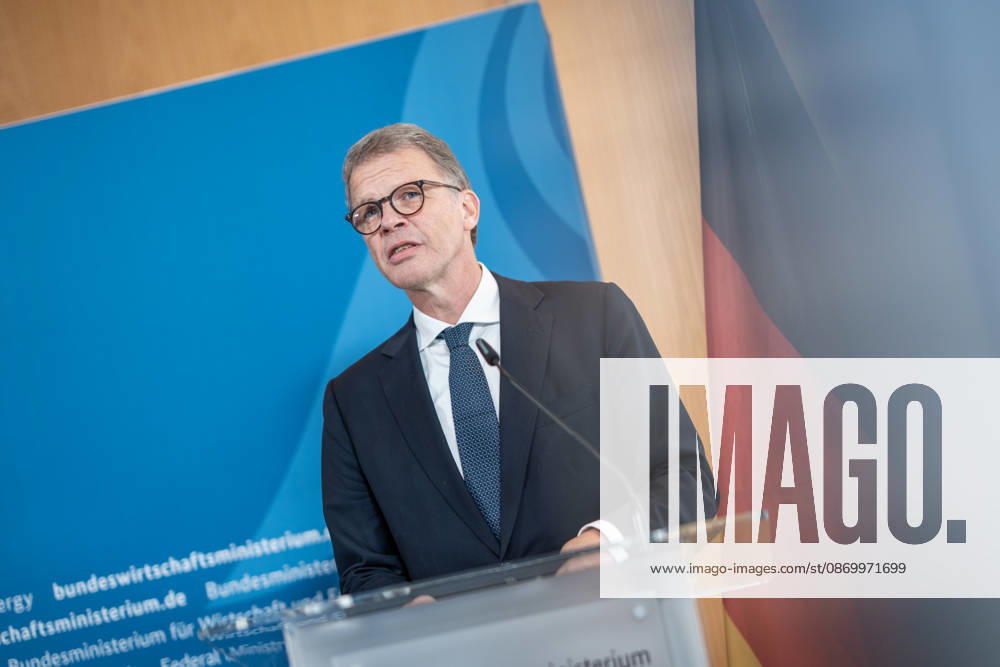 Christian Sewing, CEO Deutsche Bank AG;Übergabe Standortbericht der Initiative Made for Germany an Bundeswirtschaftsministerin, Berlin Berlin Deutschland BMWI