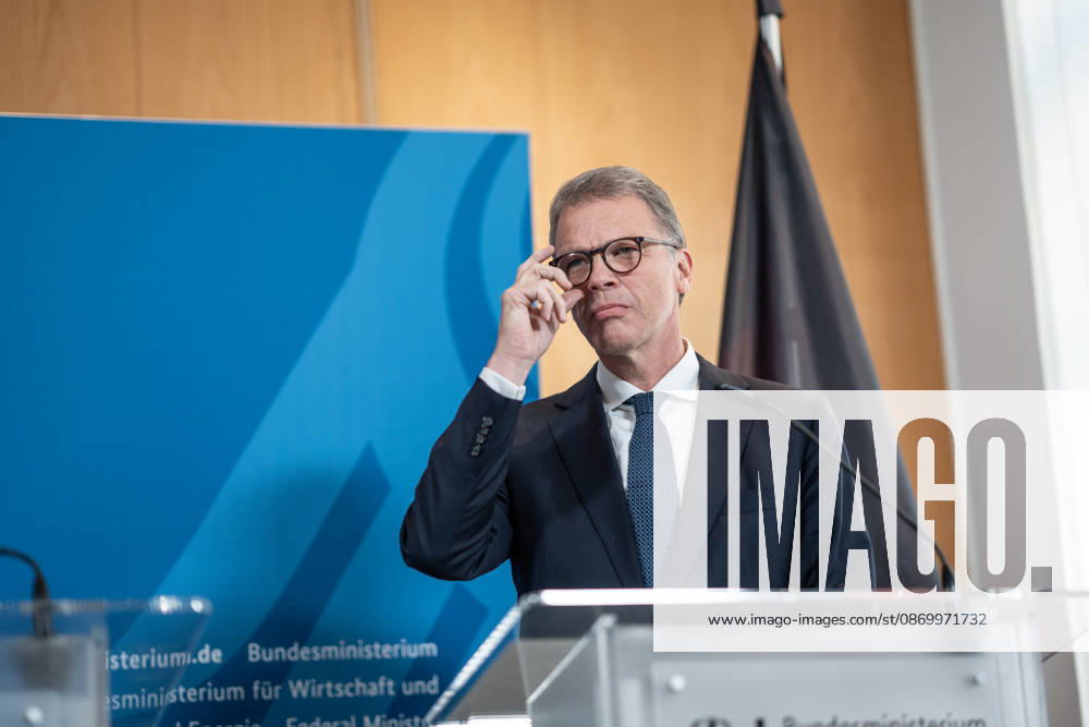 Christian Sewing, CEO Deutsche Bank AG;Übergabe Standortbericht der Initiative Made for Germany an Bundeswirtschaftsministerin, Berlin Berlin Deutschland BMWI