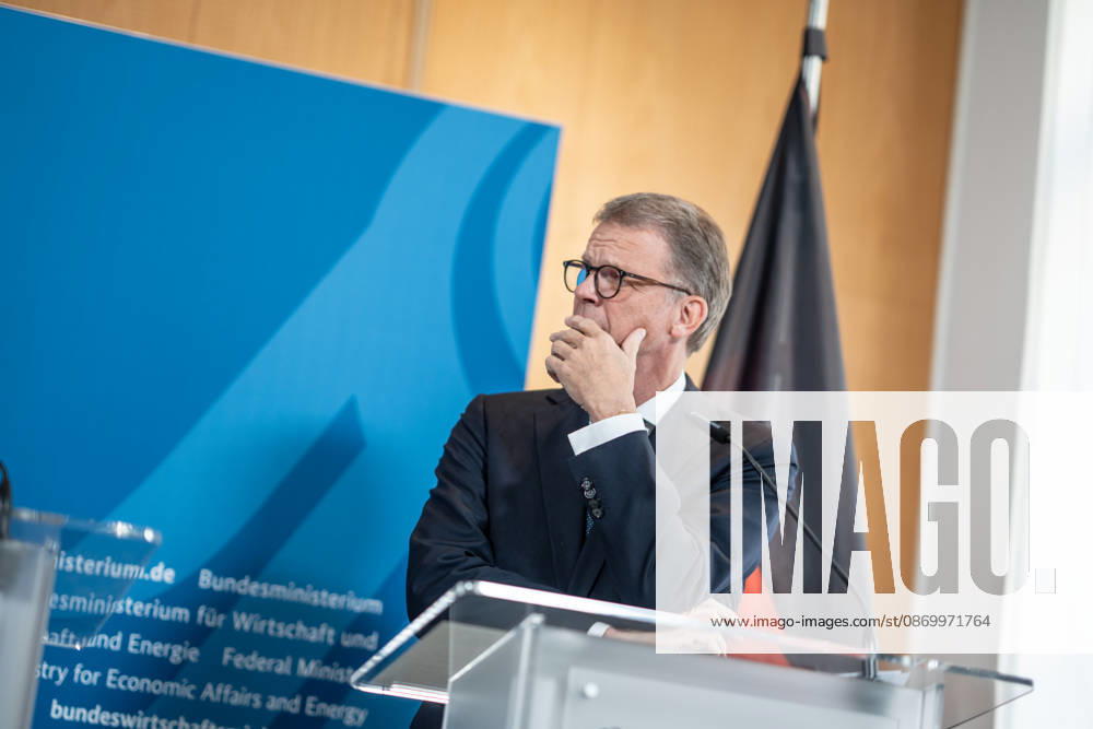Christian Sewing, CEO Deutsche Bank AG;Übergabe Standortbericht der Initiative Made for Germany an Bundeswirtschaftsministerin, Berlin Berlin Deutschland BMWI